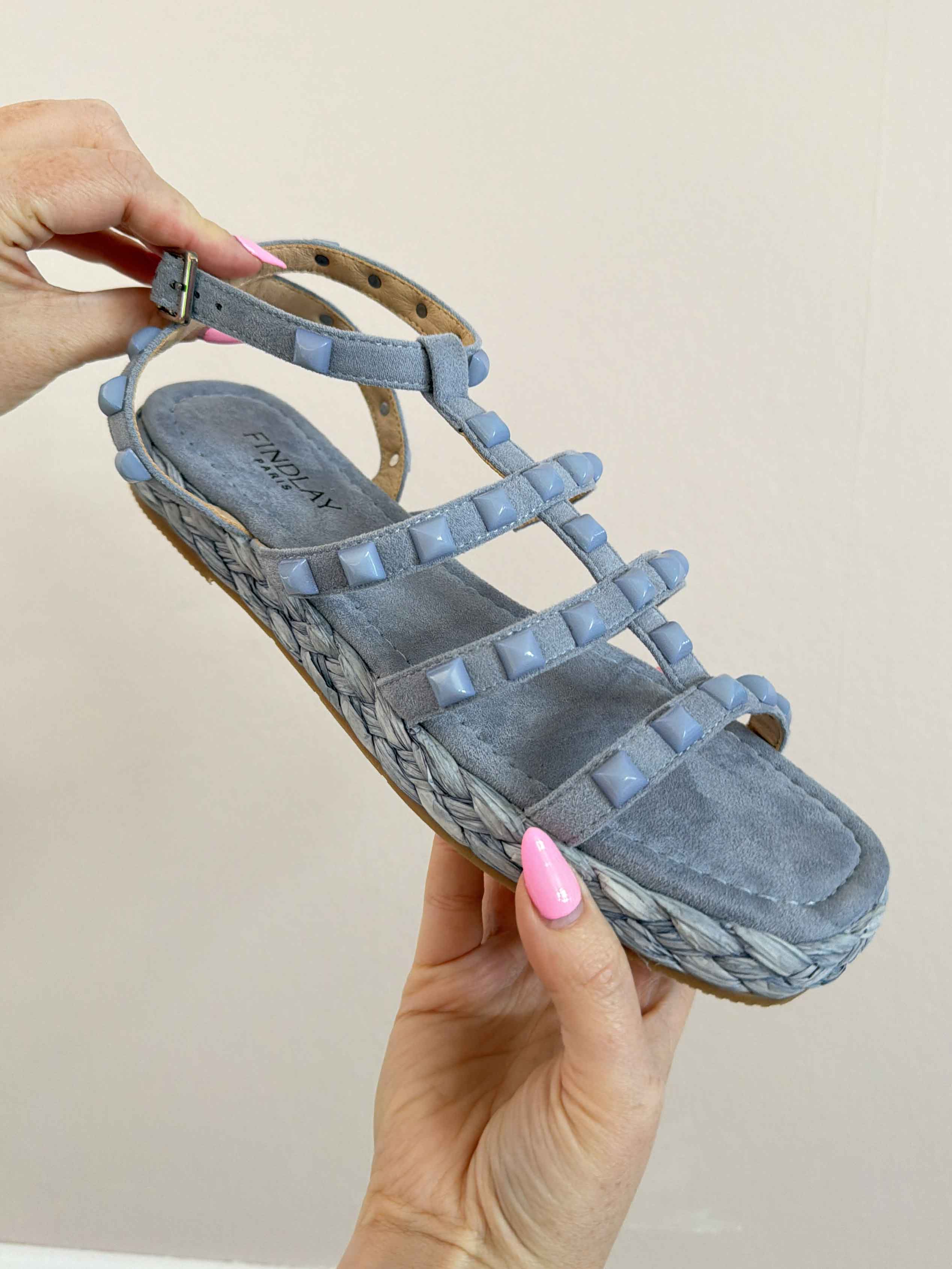 Kadia - Sandaler med dekorative nitter på remmene og en fin flettet detalje langs sålen